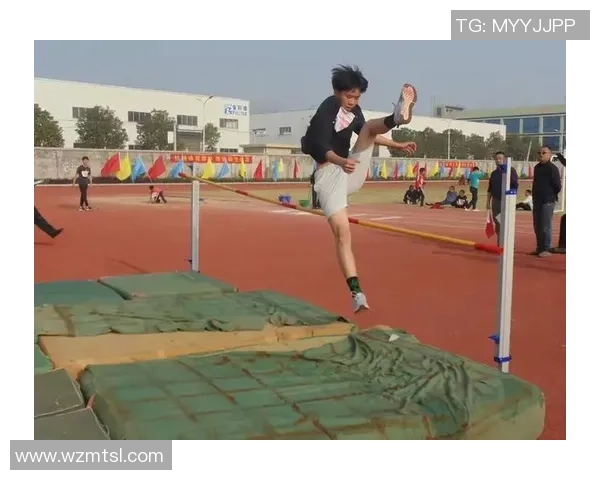 足球明星用半个浴巾展现魅力瞬间引发热议时尚与运动的完美结合